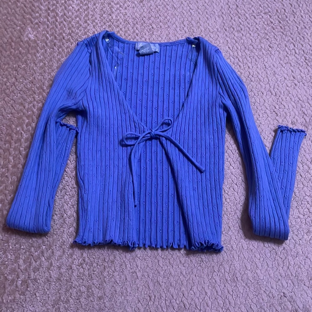 Long sleeve sweater with tie in front